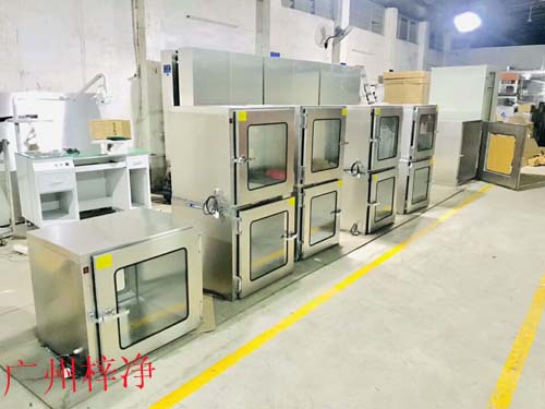 普通傳遞窗適用于對(duì)傳遞物品的衛(wèi)生要求不是特別高的場(chǎng)合，如一些非食品加工的工業(yè)環(huán)境。