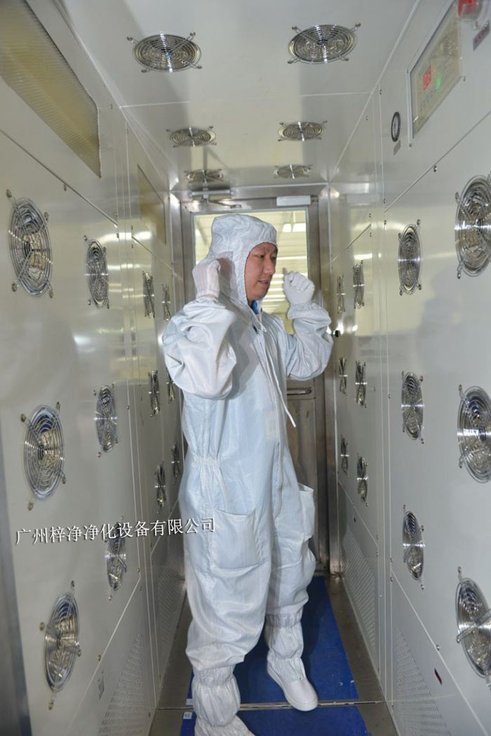 風(fēng)淋室不僅可以為工作人員提供清潔的空氣環(huán)境，還可以對(duì)物料進(jìn)行凈化處理。