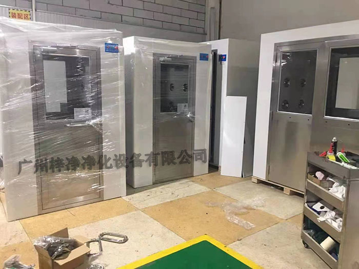 風(fēng)淋室作為一種重要的凈化設(shè)備，廣泛應(yīng)用于無塵室、電子、制藥等行業(yè)。