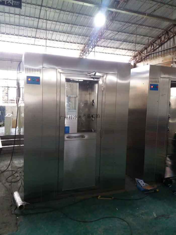 風淋室應配備高效過濾器，確保過濾效率達到行業(yè)要求。