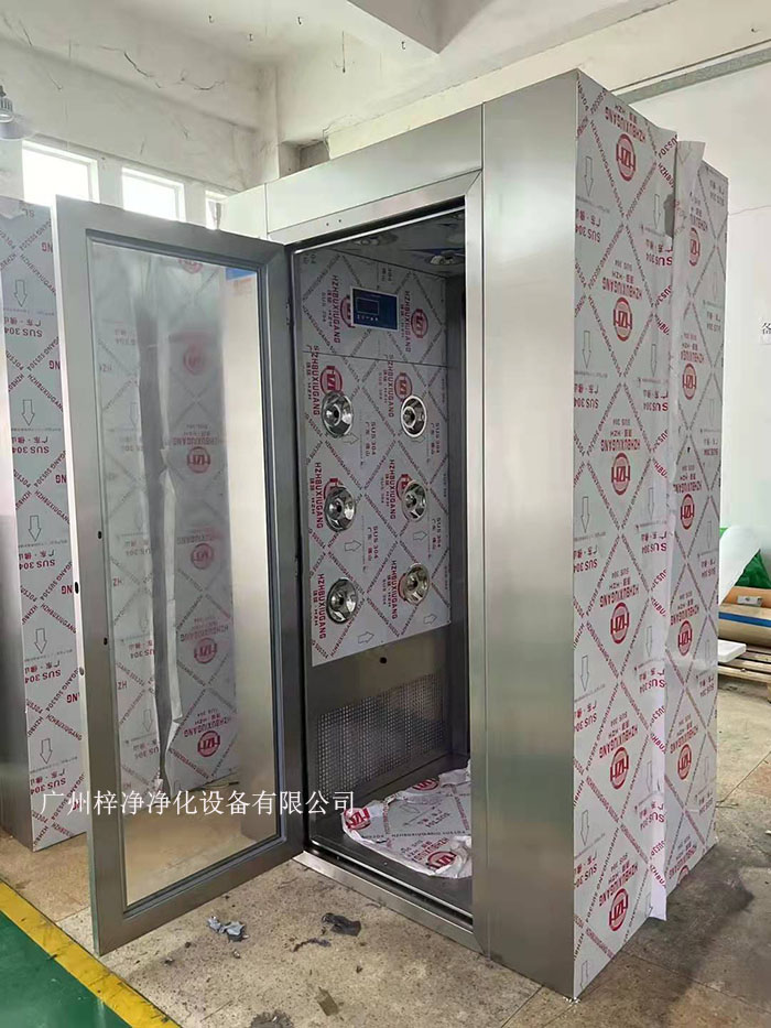 風(fēng)淋室的主要功能是通過高速氣流將塵埃和污物吹離工作人員的衣物和身體，從而確保進(jìn)入潔凈室的環(huán)境符合規(guī)定的潔凈度標(biāo)準(zhǔn)。