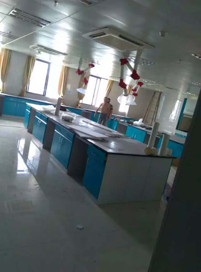 實(shí)驗(yàn)臺(tái)應(yīng)安裝在穩(wěn)固的支撐結(jié)構(gòu)上，確保實(shí)驗(yàn)臺(tái)在使用過(guò)程中的穩(wěn)定性。