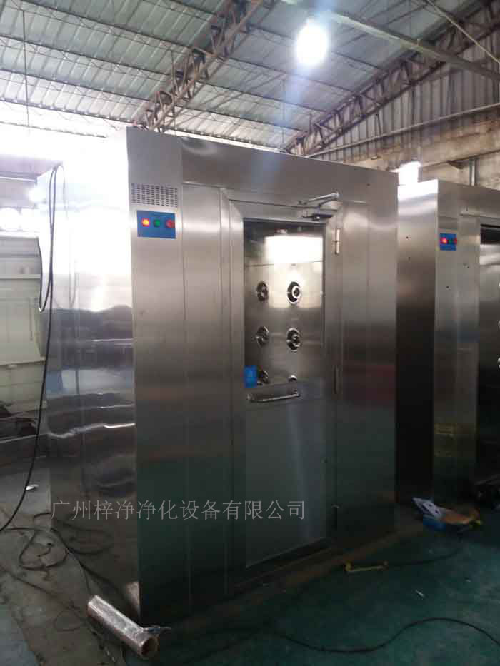 風(fēng)淋室的尺寸和空間布局也會(huì)影響風(fēng)速