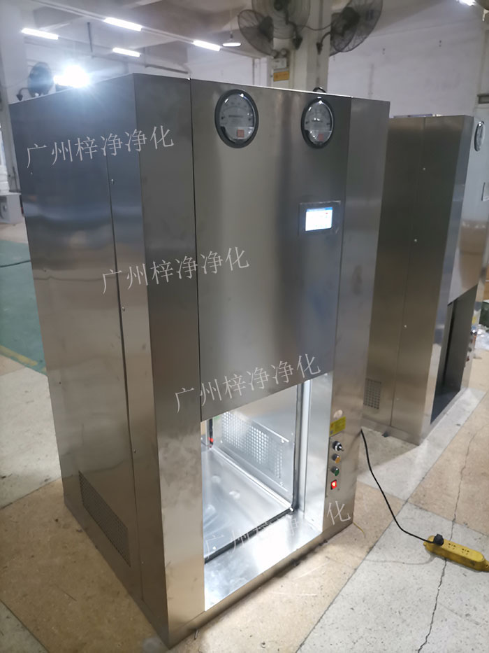 機(jī)器人機(jī)械臂傳遞窗是通過(guò)高精度的傳感器，實(shí)現(xiàn)機(jī)器人與傳遞窗的精準(zhǔn)對(duì)接。