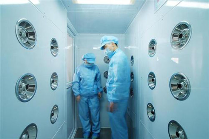 啟動風(fēng)淋室按下啟動按鈕，風(fēng)淋室開始工作，風(fēng)機啟動，過濾器開始過濾空氣。