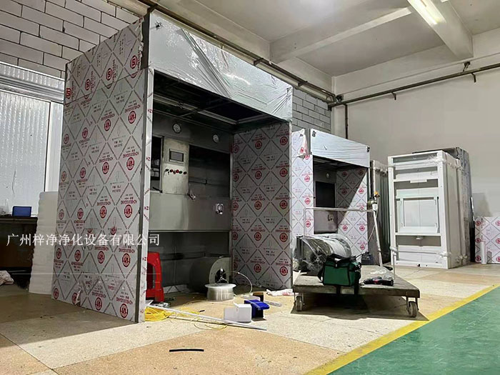 負壓稱稱量罩通過創(chuàng)造一個低氣壓的環(huán)境,防止生產(chǎn)過程中的粉塵、揮發(fā)物等有害物質(zhì)逸散到外界環(huán)境中,同時確保稱量結(jié)果的準(zhǔn)確性。 負壓稱稱量罩通過創(chuàng)造一個低氣壓的環(huán)境,防止生產(chǎn)過程中的粉塵、揮發(fā)物等有害物質(zhì)逸散到外界環(huán)境中,同時確保稱量結(jié)果的準(zhǔn)確性。