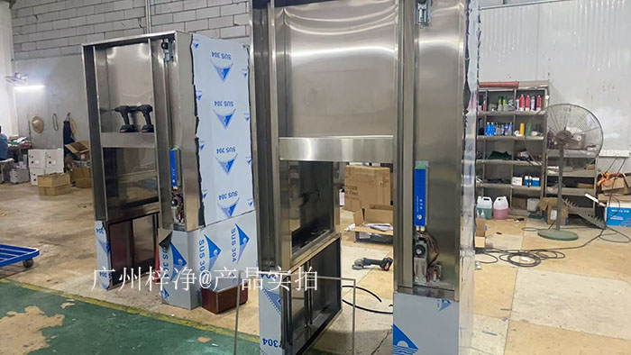 全自動感應(yīng)輸送帶傳遞窗的電氣問題處理需要從選型、安裝、運(yùn)行、維護(hù)、故障處理及安全注意事項(xiàng)等多方面進(jìn)行全面考慮。 全自動感應(yīng)輸送帶傳遞窗的電氣問題處理需要從選型、安裝、運(yùn)行、維護(hù)、故障處理及安全注意事項(xiàng)等多方面進(jìn)行全面考慮。