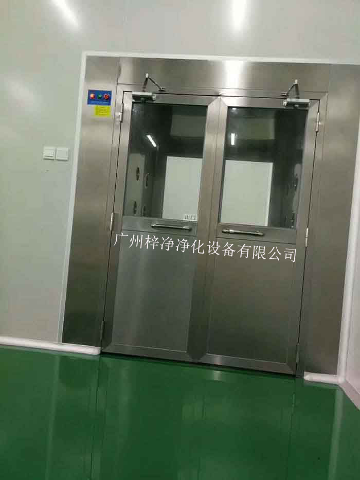 風淋室外觀檢查整體結構是保證風淋室正常運行和潔凈度的重要環節。 風淋室外觀檢查整體結構是保證風淋室正常運行和潔凈度的重要環節。