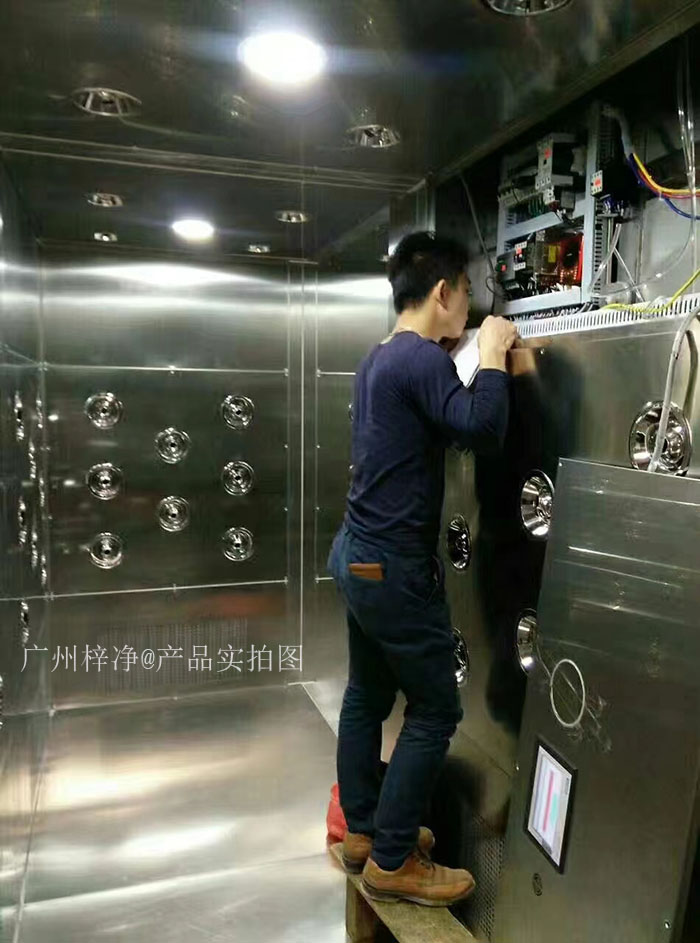 檢查風淋室控制器是否損壞，按鈕是否失靈。