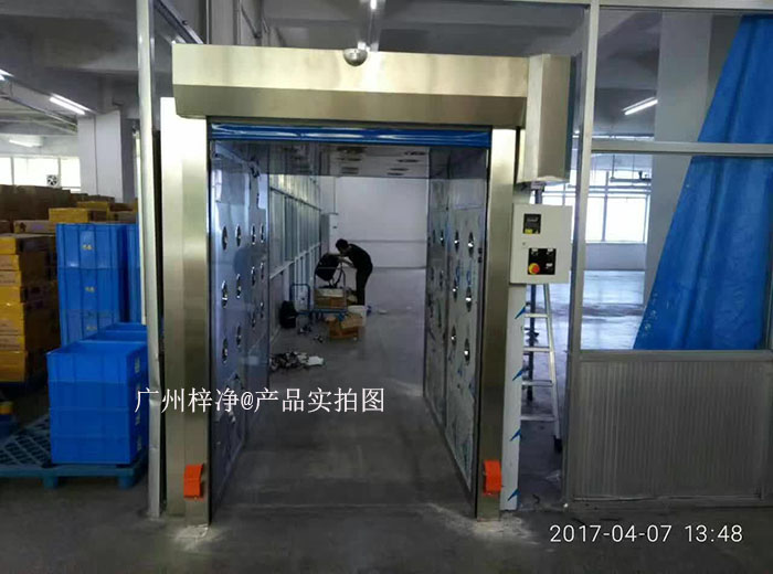 快速卷簾門風(fēng)淋室和快速卷簾門貨淋室的工作原理主要基于高效過濾器和快速氣流交換。