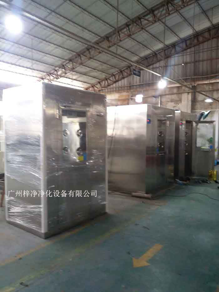 在運(yùn)輸過(guò)程中，風(fēng)淋室可能會(huì)受到振動(dòng)和沖擊