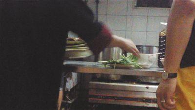 7月23日，漢麗軒烤肉超市昌平店，服務員將幾盤顧客剩菜（左手中疊在一起的是幾盤肉，其右手正整理韭菜）端回后廚，進行整理后準備再送往餐廳自助取餐區供顧客食用。