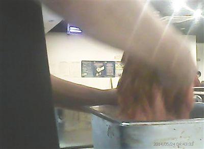 在開餐前，烤肉店一名員工正徒手攪拌肉片。
