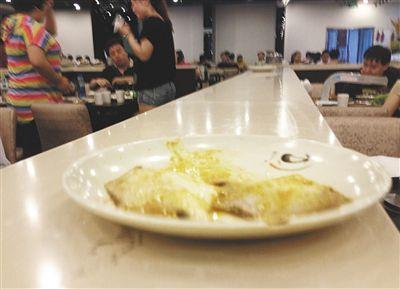 客人剩下的魚，被擺在一旁的石臺上，它們隨后被送往后廚，繞一圈后再次出現在餐臺。
